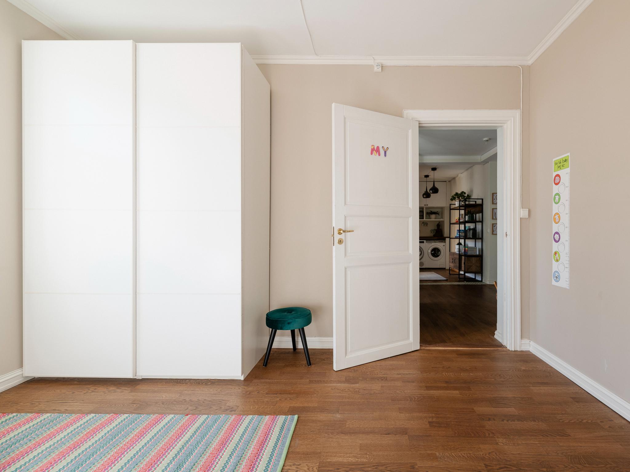 På rommet er det god plass til stor skyvedørsgarderobe.